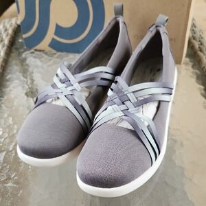 NWT Clarks Women's Slip-On Casual Flats in Light Gray with Strappy Detail Sz 11
